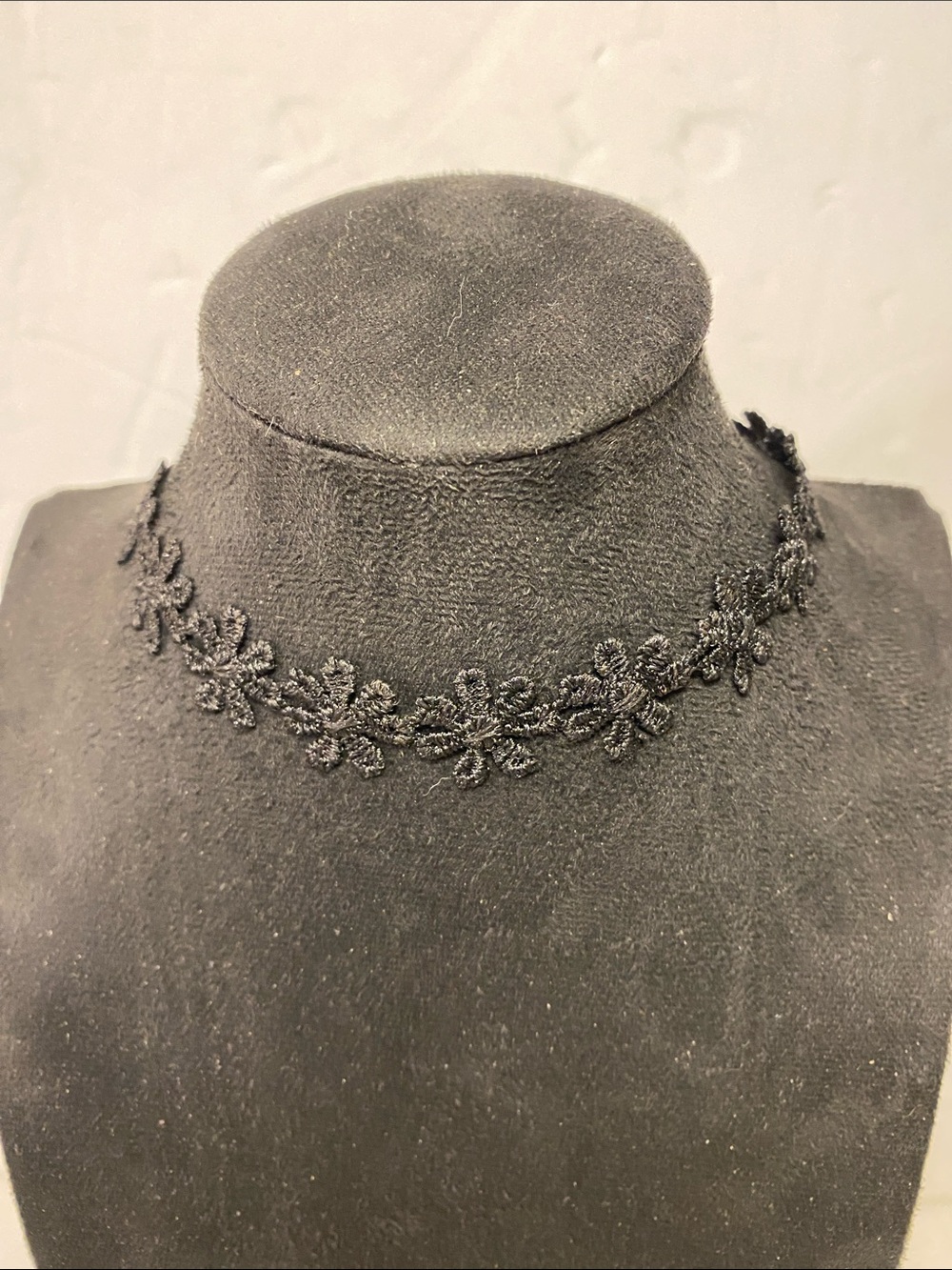 Flower choker necklace
